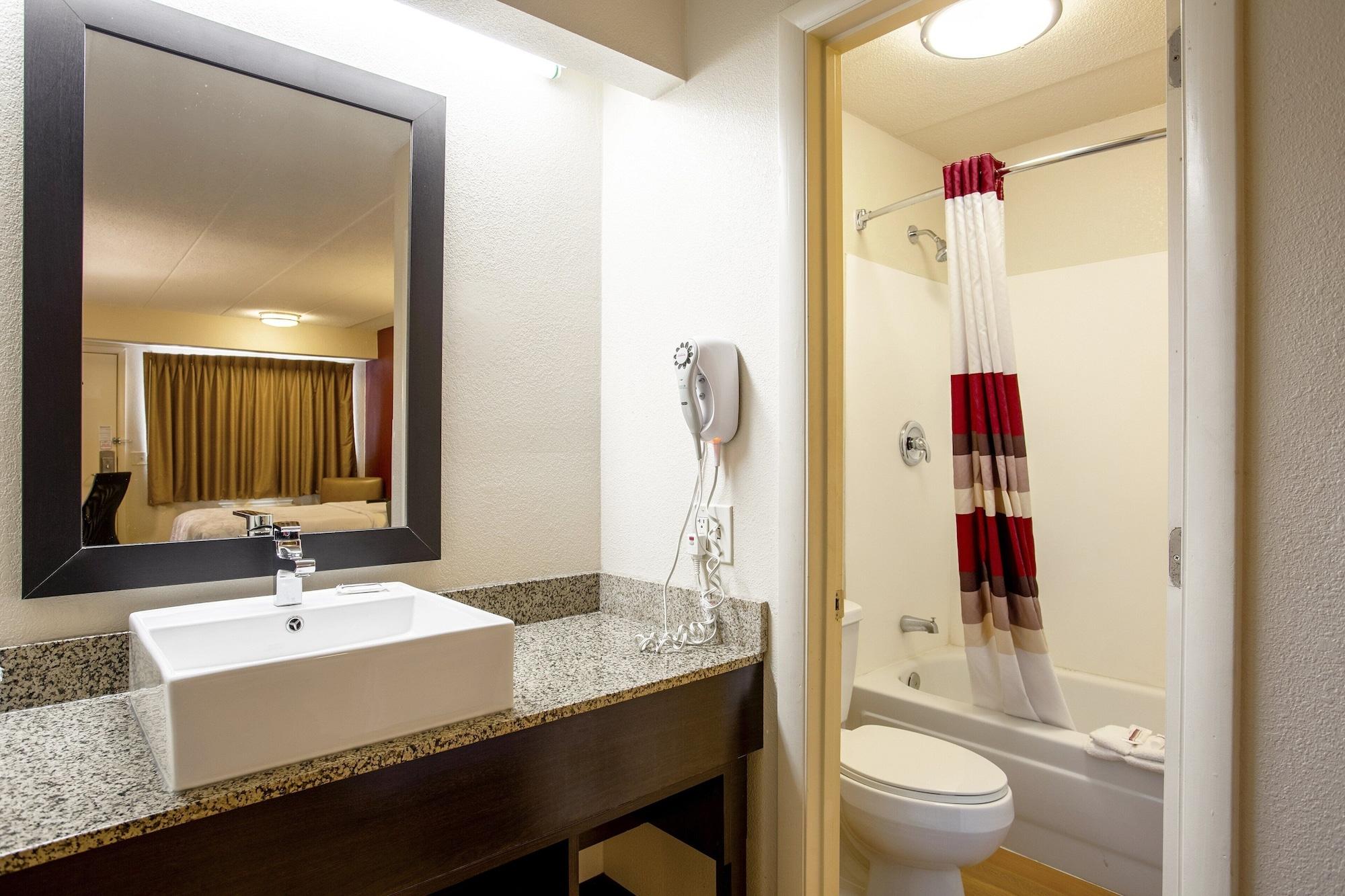 Hotel Red Roof Plus+ Pittsburgh East - 3*